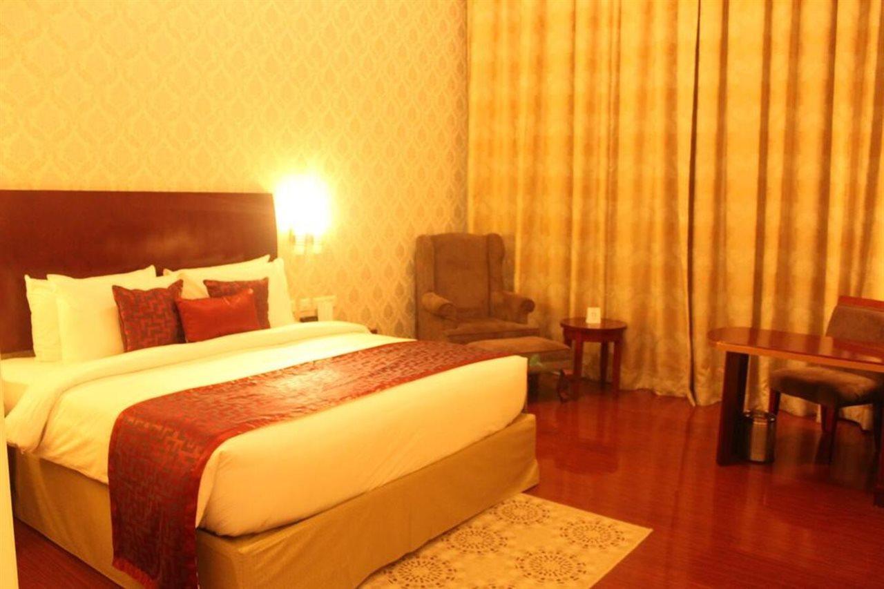 Готель Ramada By Wyndham Jaipur Jaisinghpura Екстер'єр фото