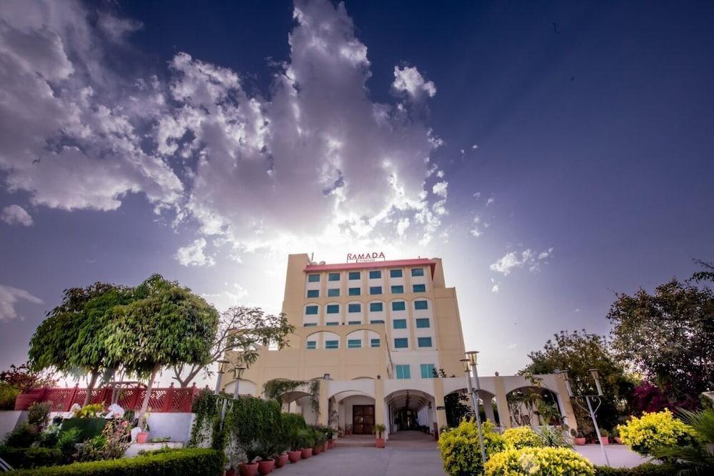 Готель Ramada By Wyndham Jaipur Jaisinghpura Екстер'єр фото