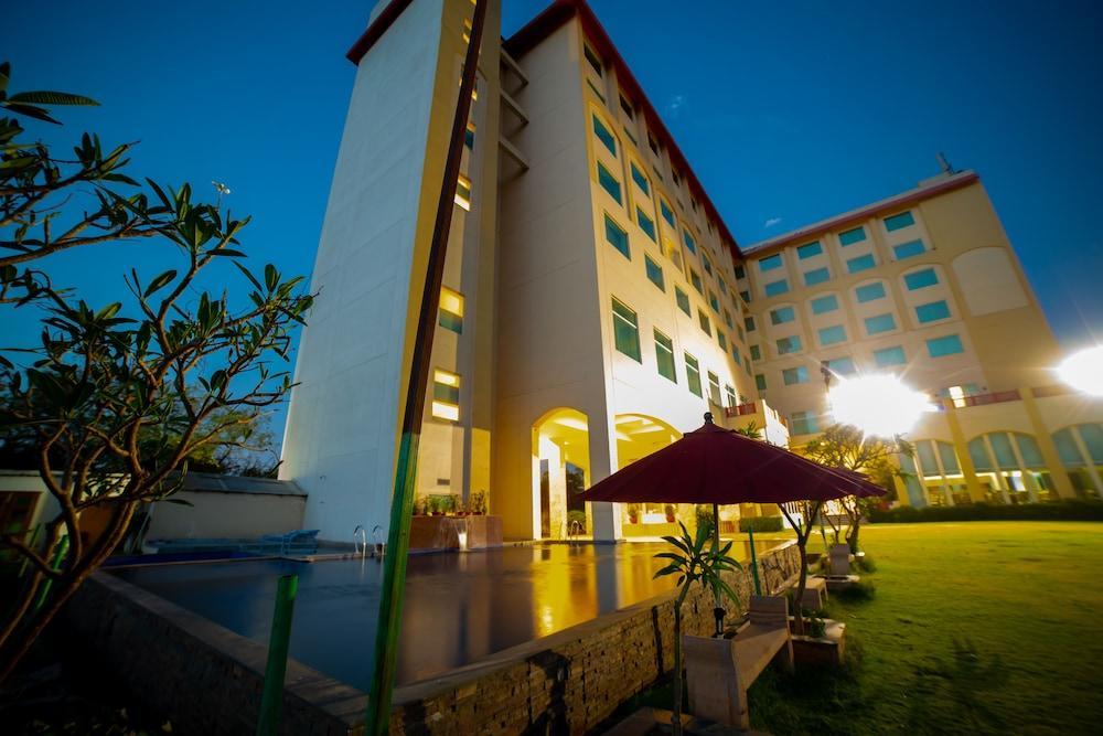 Готель Ramada By Wyndham Jaipur Jaisinghpura Екстер'єр фото