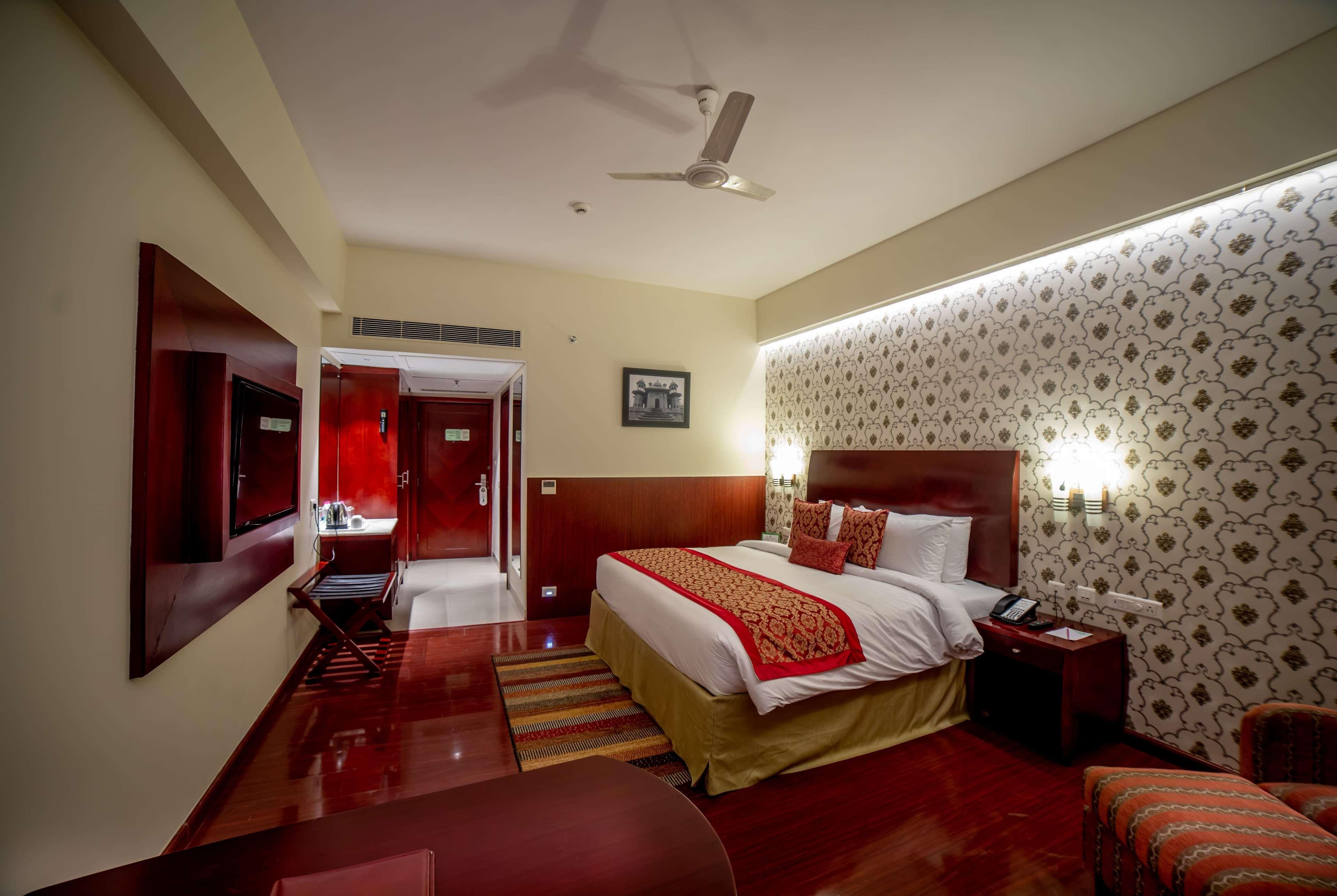 Готель Ramada By Wyndham Jaipur Jaisinghpura Екстер'єр фото