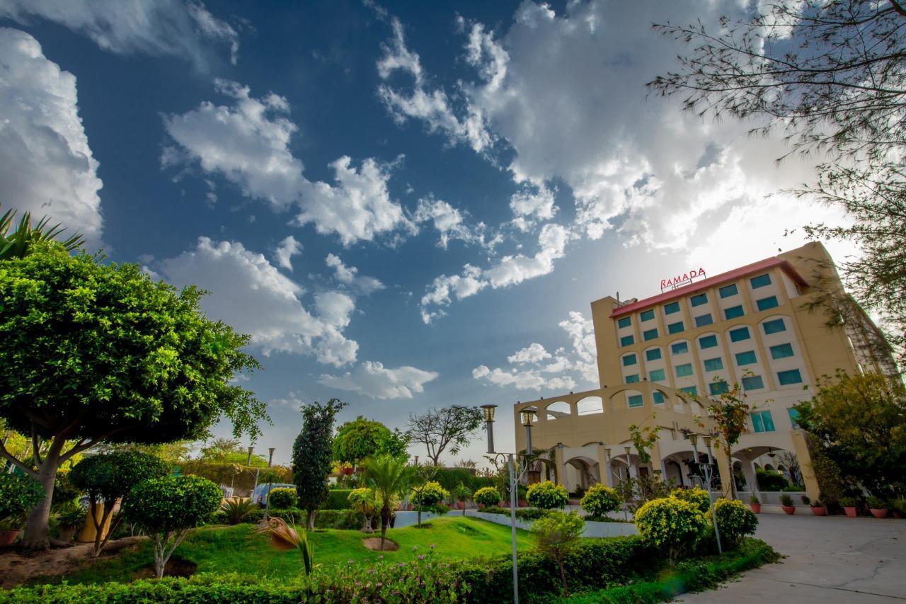 Готель Ramada By Wyndham Jaipur Jaisinghpura Екстер'єр фото