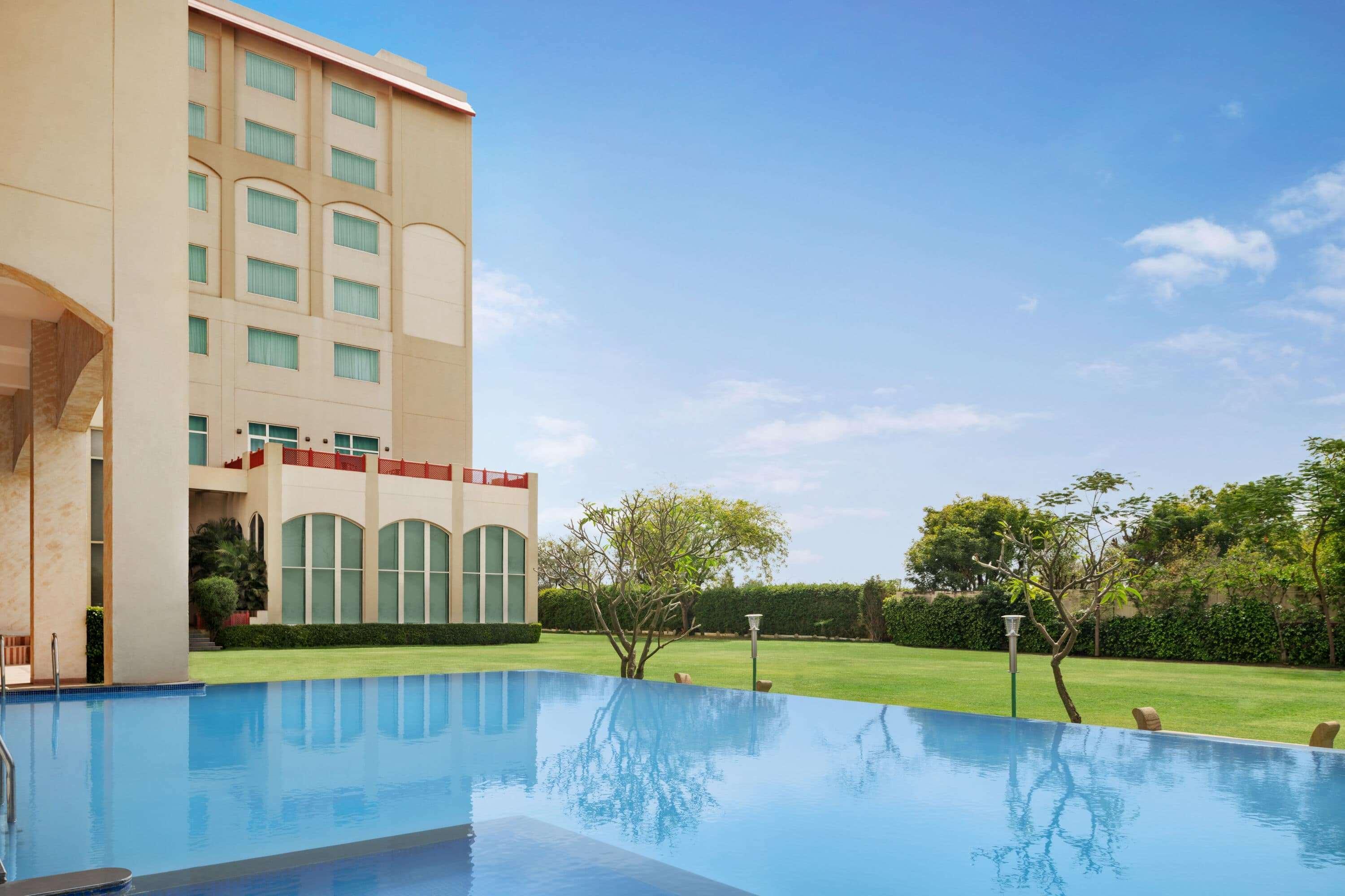 Готель Ramada By Wyndham Jaipur Jaisinghpura Екстер'єр фото