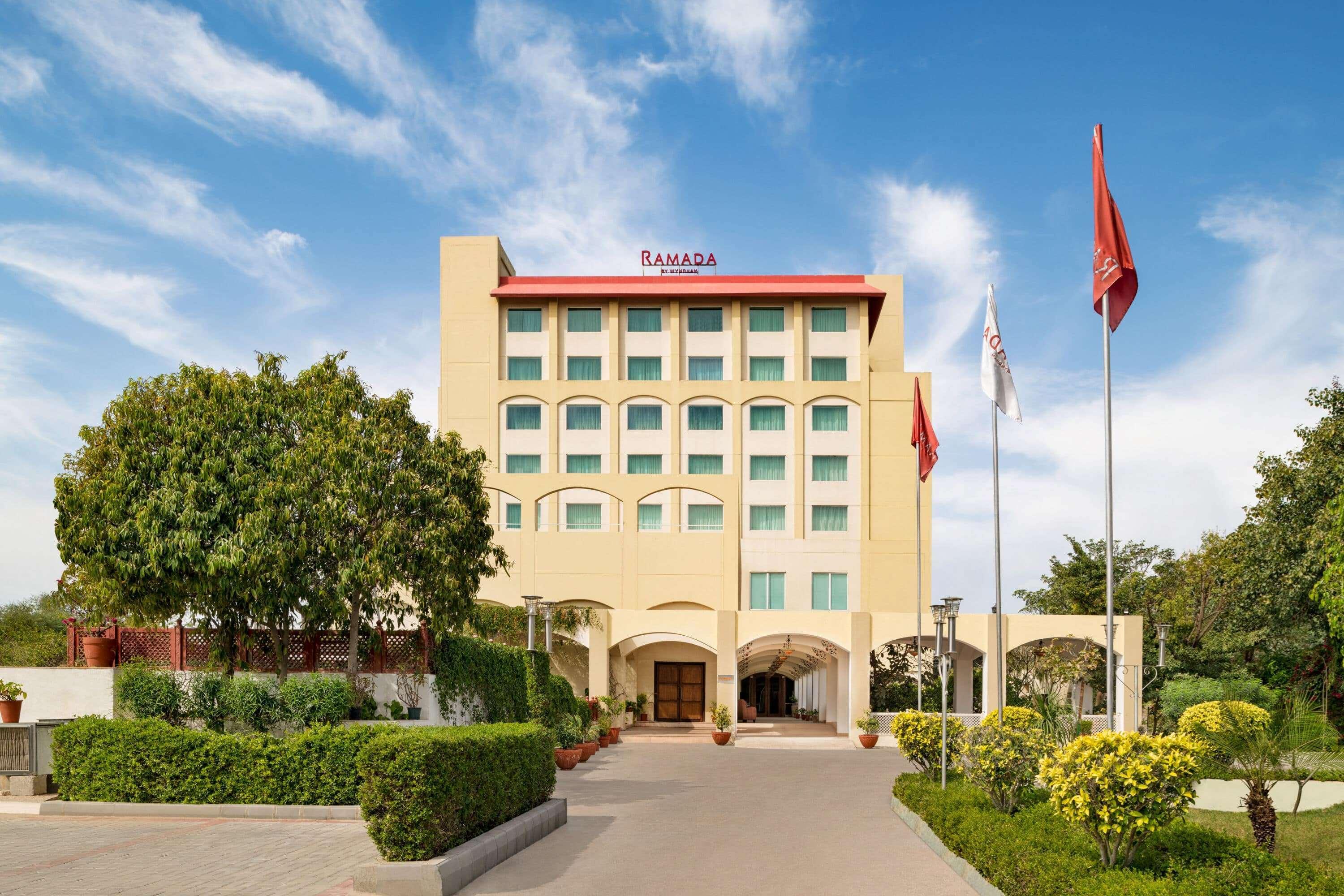 Готель Ramada By Wyndham Jaipur Jaisinghpura Екстер'єр фото