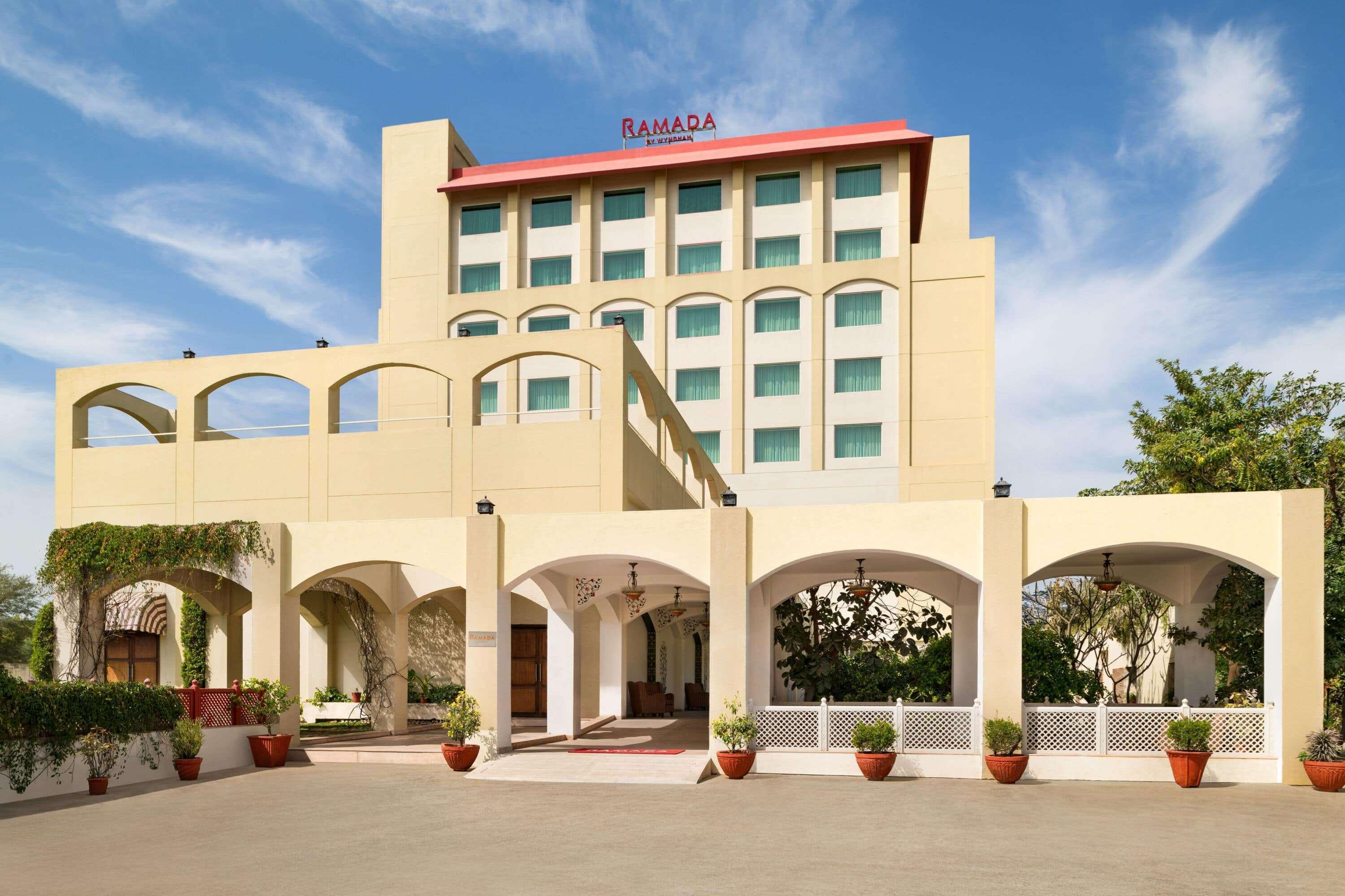 Готель Ramada By Wyndham Jaipur Jaisinghpura Екстер'єр фото